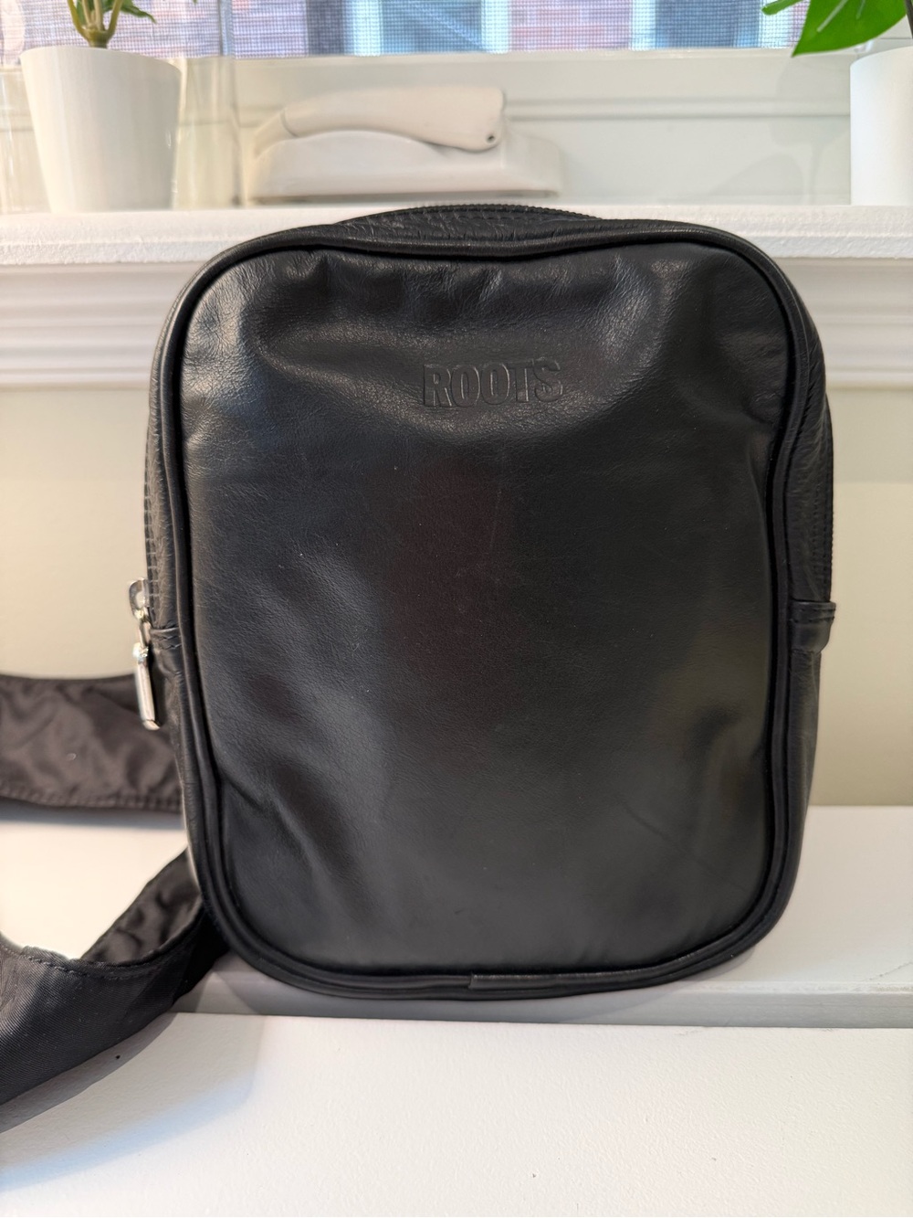 Roots 🇨🇦 Leather Messenger Crossbody